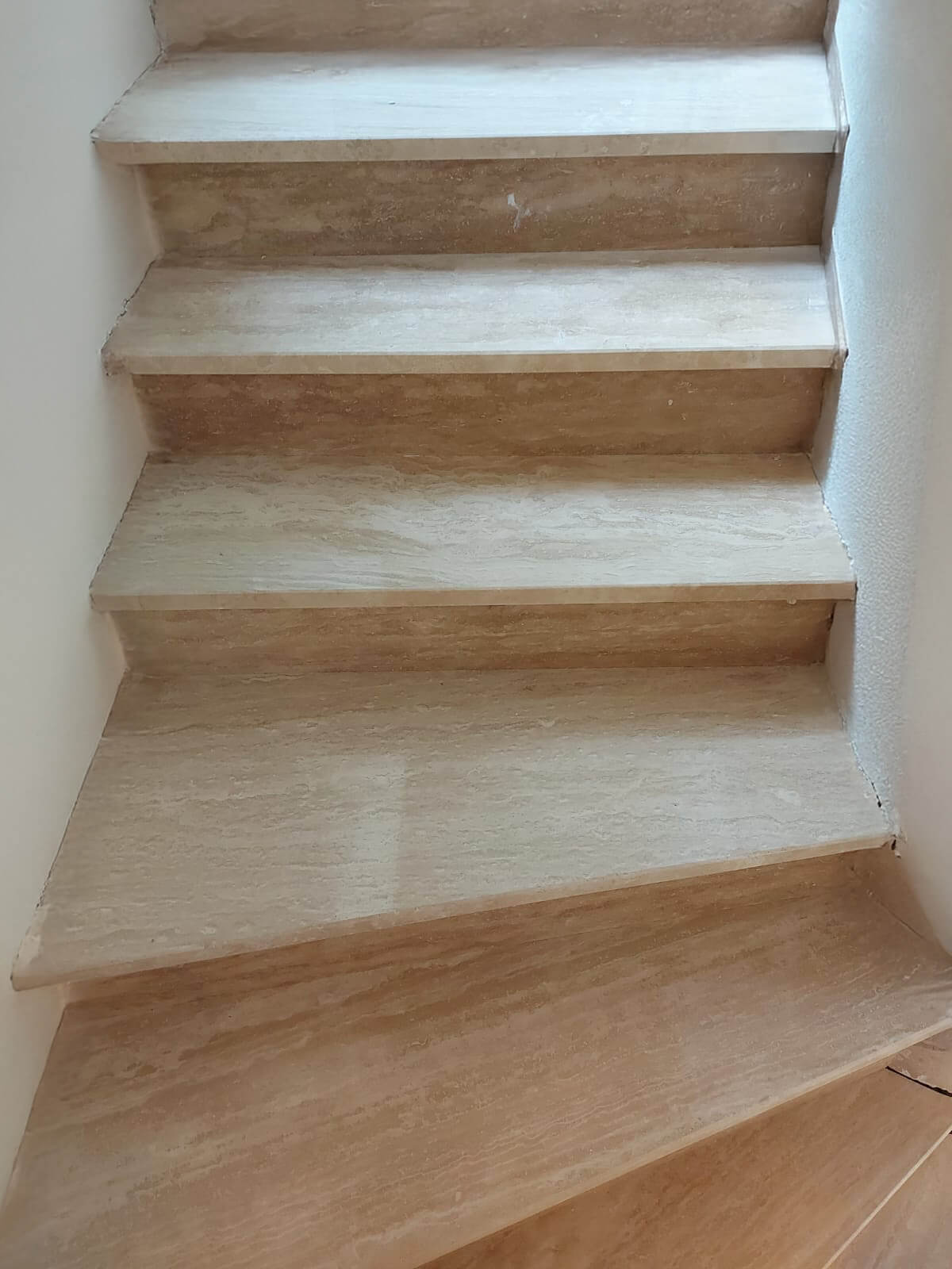 Escalier travertin 1