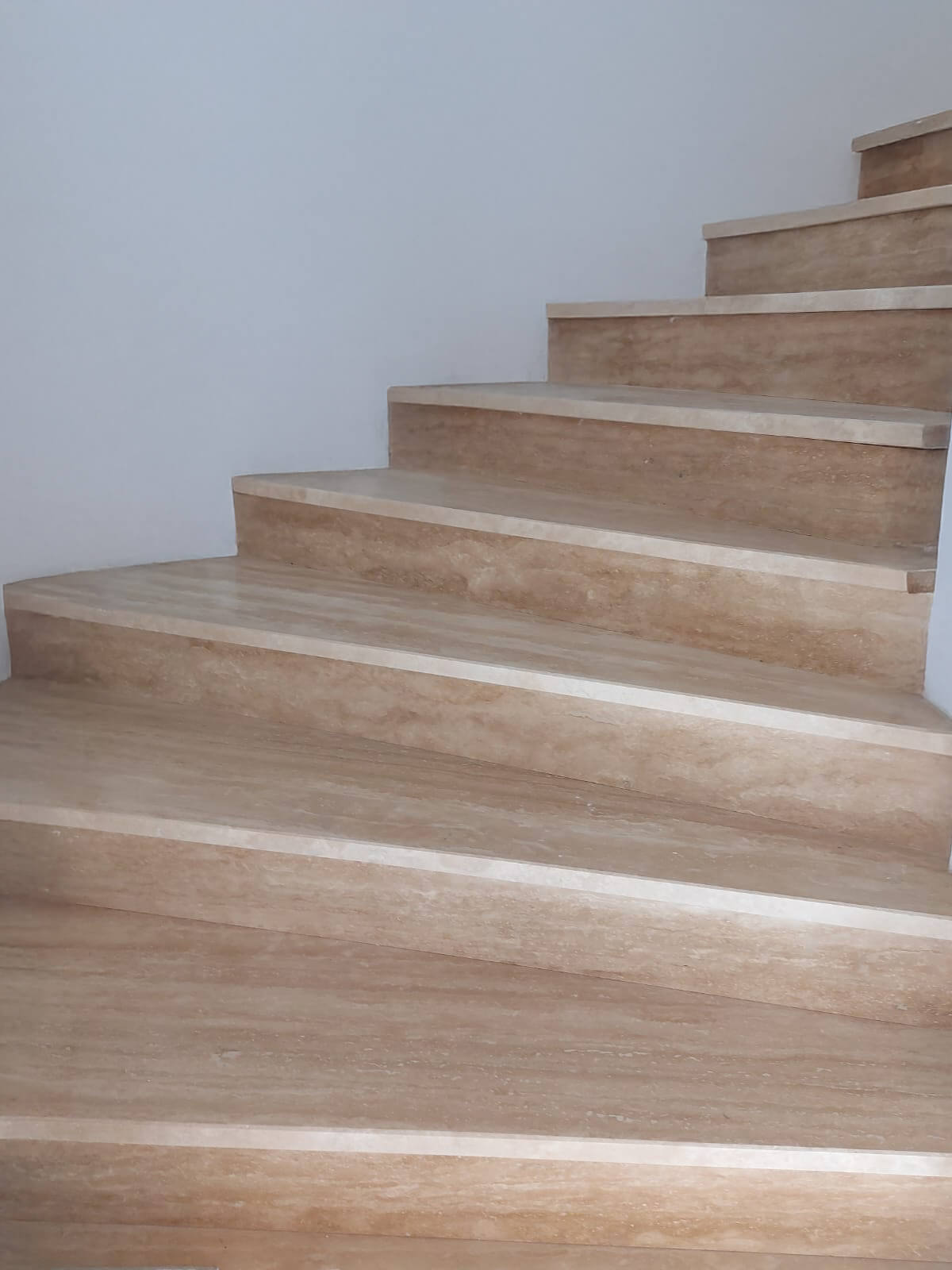 Escalier travertin.